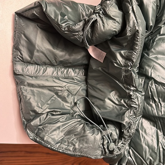 SALE!! NWOT adorable green goose down Athleta vest with removable hood - Picture 8 of 8